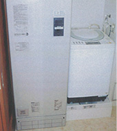 角形電気温水器と洗濯パン交換例